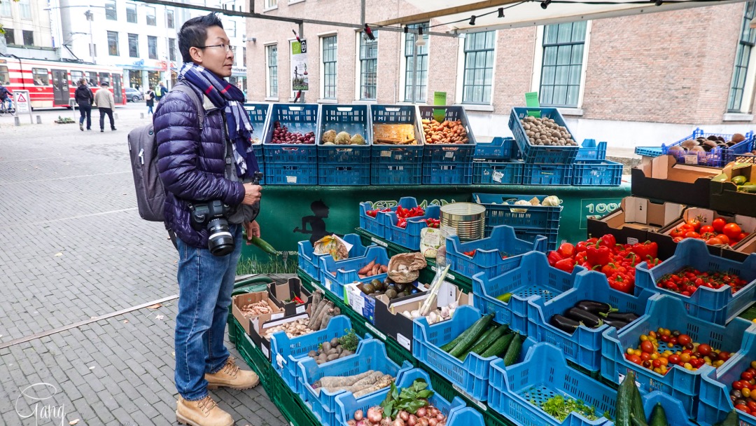 "地摊经济"国内火了,而荷兰海牙的街头菜市场已经存在了很多年