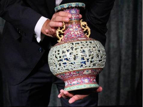 欧洲老妇闲置中国花瓶拍得6300万 过去一直放在宠物房