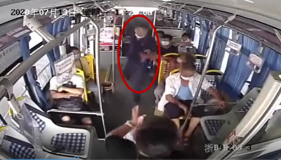 男子公交车上抽烟被制止两次欲打司机，18岁高考生出手阻拦休闲区蓝鸢梦想 - Www.slyday.coM