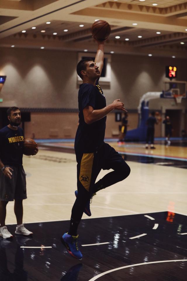 真瘦了!约基奇复赛第一次训练曝光,腹部平坦脸型瘦削,有点小帅