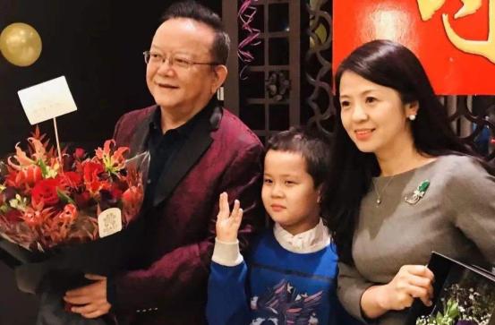 王刚的第三任妻子是真的会保养气质太强出场时就有一种家主范