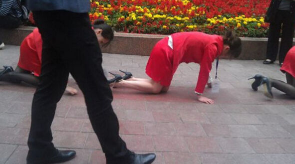 6名红衣女子街头跪地爬行,得知真相,群众愤怒不已