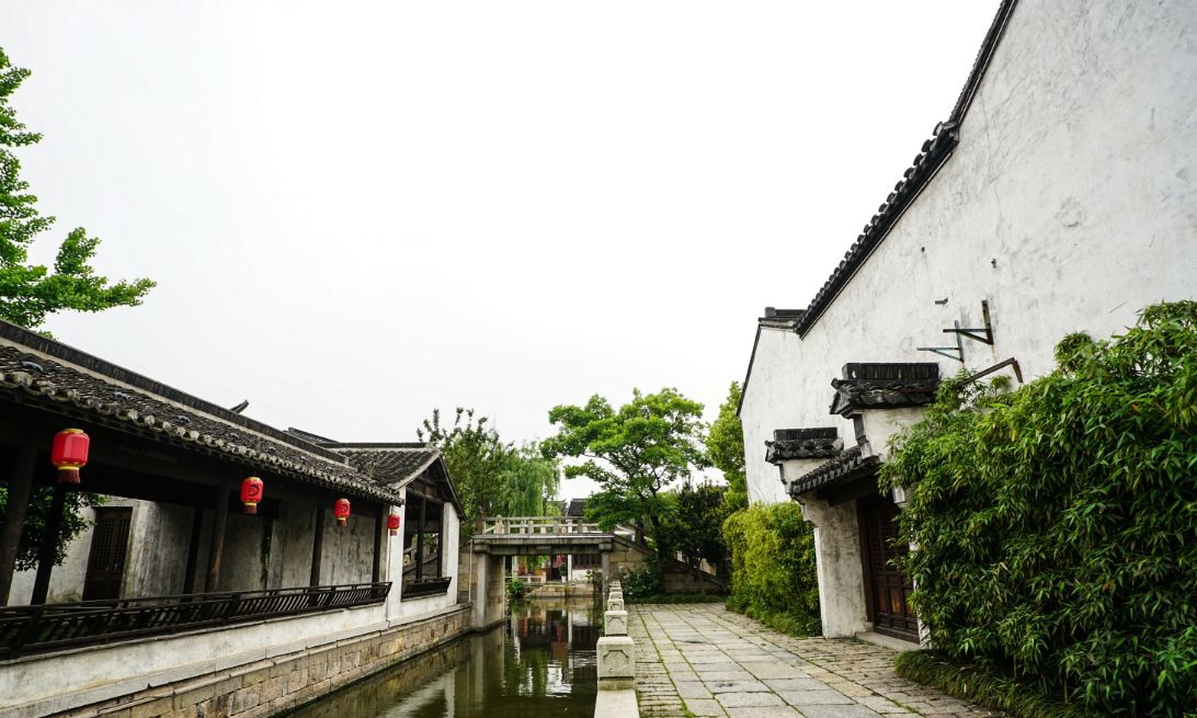 正文    前两天看到网友上传的照片,月溪河内被扔了垃圾却没有人来