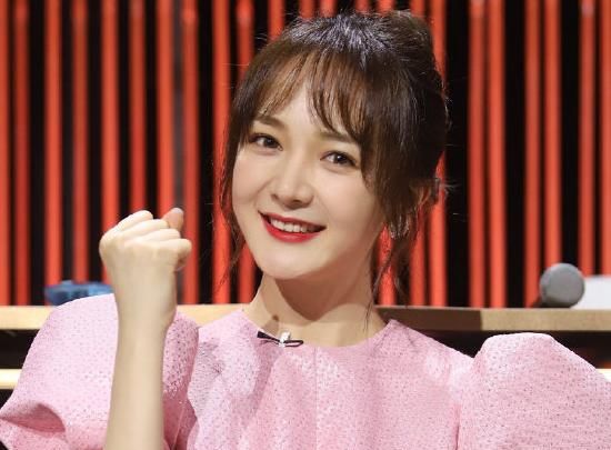 而李浩菲相对来说则让人感觉有点陌生,1999年出生的她目前是湖南卫视