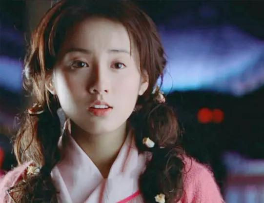 吕一毕业于舞蹈学院,从小学习民族舞的她,身上有着舞者独有的气质.