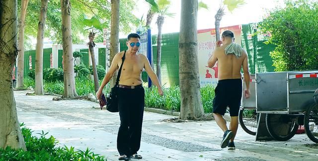 当街打赤膊肌肉叔请注意你们的辣眼行为已被鄙视了n遍