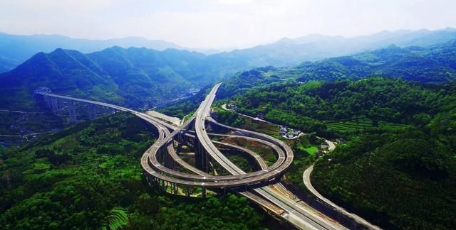 重庆打造的一条高速公路,设互通式立交11处,桥隧比81%
