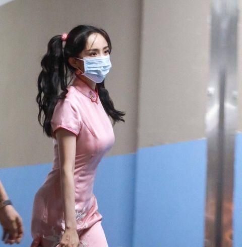 杨幂出席活动穿假屁股baby为变白全身抹粉底液为了变美拼了