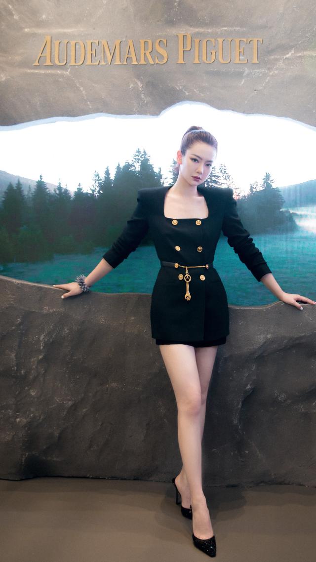 戚薇哪像孩子妈,穿男友风牛仔衣配黑色短靴,18岁少女腿真抢镜