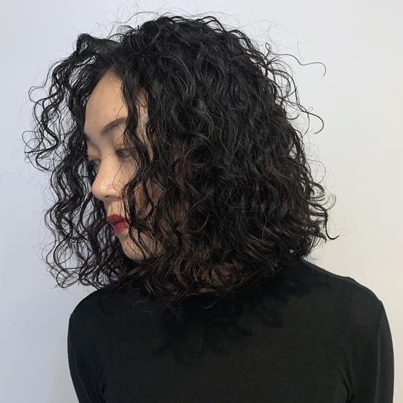 此款也可说是韩系嬉皮卷,抹上造型品增加湿度,又是不同感觉水波纹卷