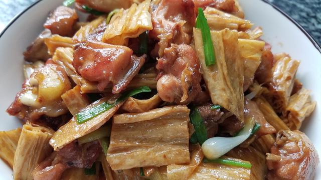 香喷喷的腐竹烧鸡做法,配料简单味道香,一大盘还不够吃