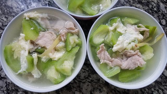 广东人常喝的猪肉丝瓜鸡蛋汤,鲜甜美味又好喝,做法又简单