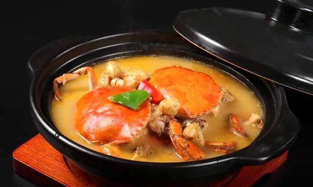 这份番鸭炖蟹的浓汤本是闽南本地特色,但是粤菜厨师加入不少油爆过的