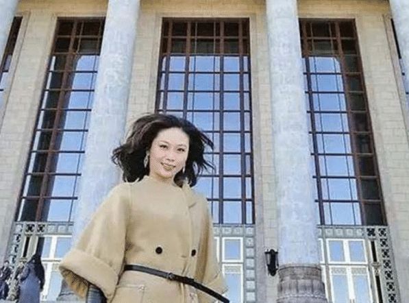 前半生被黑帮大佬力挺后半生被千亿富翁扶持是怎样的传奇女性