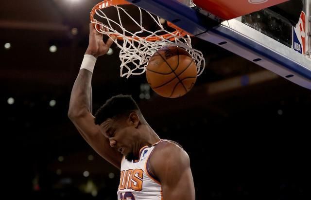 艾顿高高跃起,在波蒂斯头顶完成了一次漂亮的空接扣篮