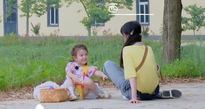郑爽背娃录节目摔倒,还被孩子拽头发,看清她的表情:情商没法装