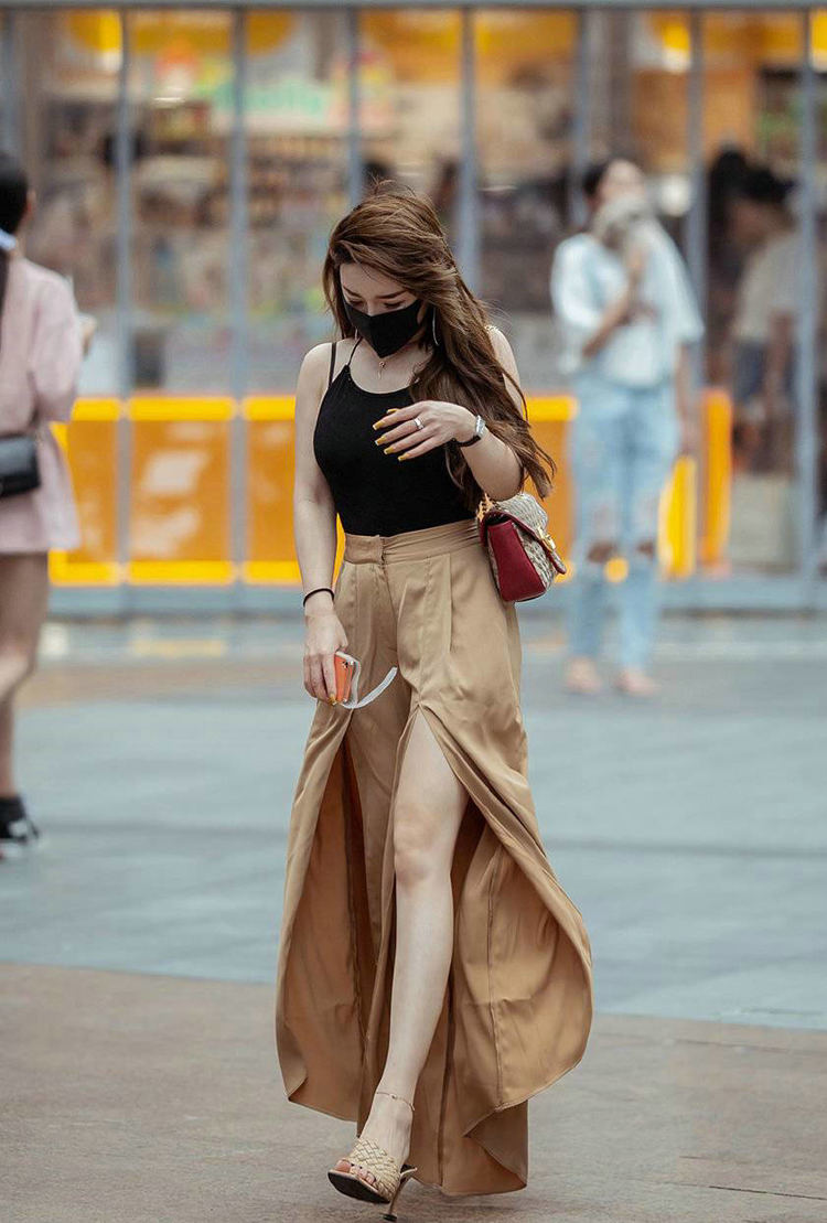 美女穿搭黑色吊带背心去逛街,既凉快又有气质