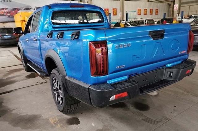 江淮全新大皮卡实车外观霸气不输猛禽车内带大竖屏