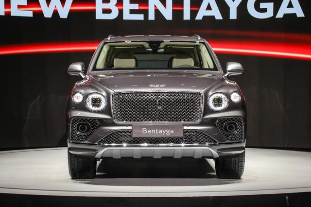 配图为新款添越First Edition（首发限量版），车漆颜色为钨矿灰。前格栅的面积也有所增大，并搭配重新调整的前包围样式，整体看起来更加大气，气场更足。