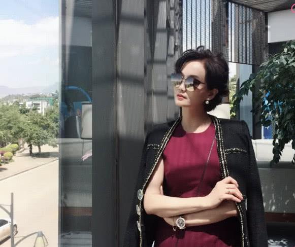 张翰妈妈近照曝光一袭酒红裙子大秀身材51岁还那么迷人