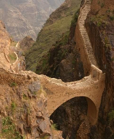 全球最神奇的"悬空桥":海拔2600米悬在两山间,400年依旧坚固