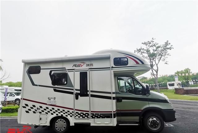 瑞弗房车v800实拍讲解,适合2-4人出行使用的房车