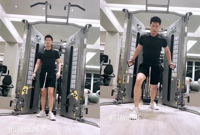 窦骁在家中撸铁健身一身肌肉搭配高颜值何超莲女友视角偷拍