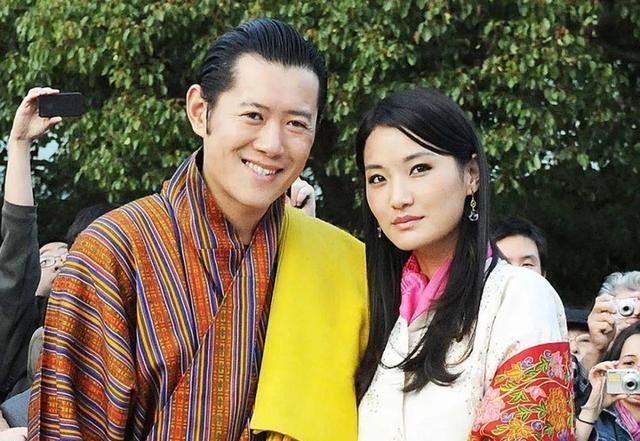 不丹国王换发型罕见剃平头亮相老10岁不丹王后卷发显成熟