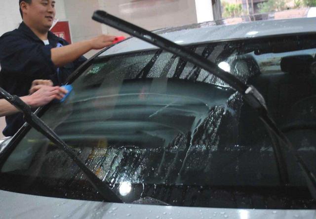 下雨天车辆的玻璃一片模糊影响开车，有什么办法解决么？