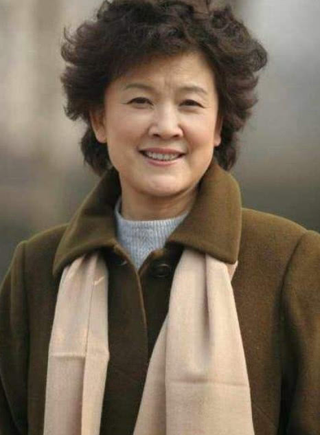 她是国家一级演员,因演戏而耽误生孩子,如今满头白发终于当母亲