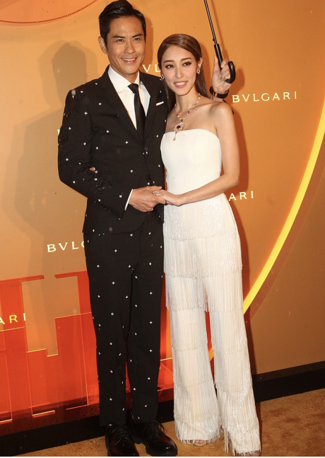 陈凯琳与老公郑嘉颖甜蜜同框穿白色连体裤高贵精致气质惊艳