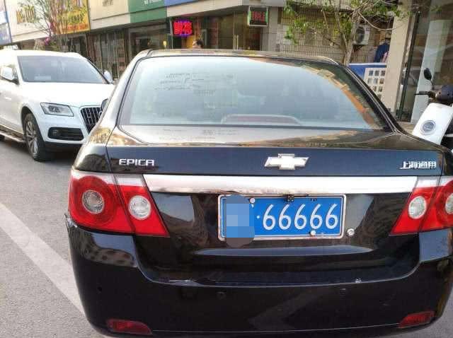 sb250车主偶遇2b250车主,双方合影留念,网友:惺惺相惜