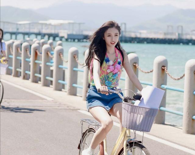 吴宣仪身穿抹胸白色上衣搭配牛仔短裤,清新甜美,夏日少女感满满