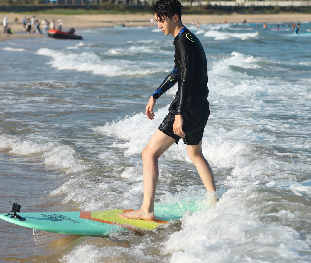 王一博最新生图这腿是不是有点短了网友五五分都是夸他