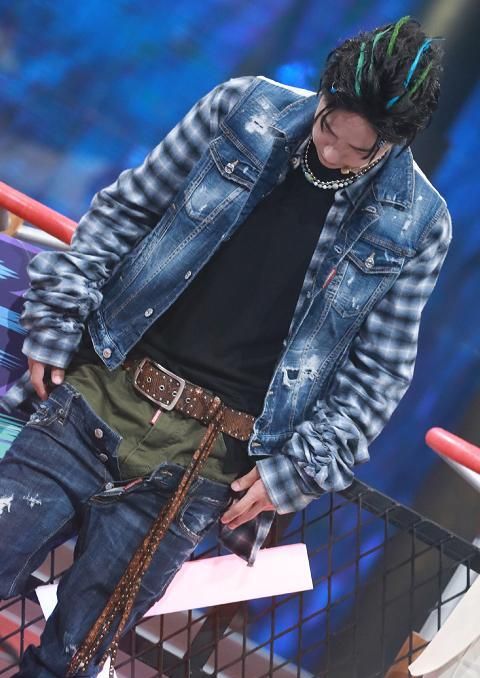 王一博穿双腰牛仔裤上台，谁注意钟汉良的反应？明星的时尚我不懂休闲区蓝鸢梦想 - Www.slyday.coM