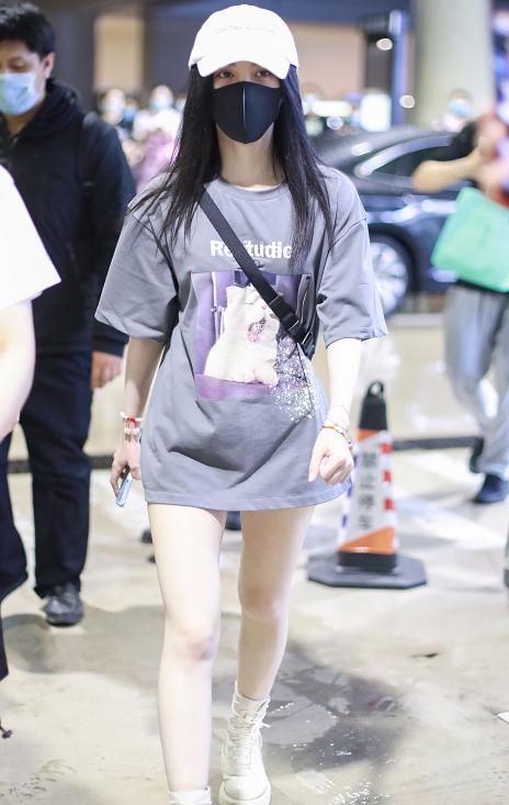 鞠婧祎现身机场脚上鞋子引热议看清款式一般人夏天不敢穿