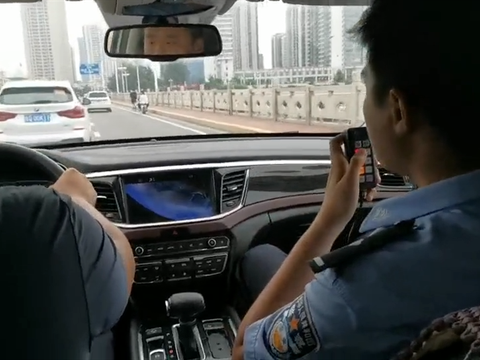 生死时速临沂1岁幼童误食高锰酸钾警车开道一路疾驰