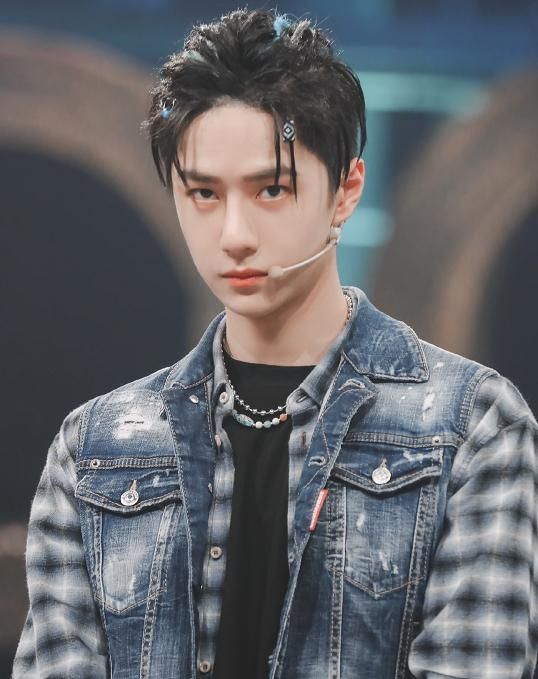 王一博穿双腰牛仔裤上台，谁注意钟汉良的反应？明星的时尚我不懂休闲区蓝鸢梦想 - Www.slyday.coM