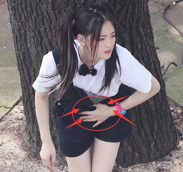 赵丽颖腰疼树下休息,杨超越愁眉苦脸还捂肚子