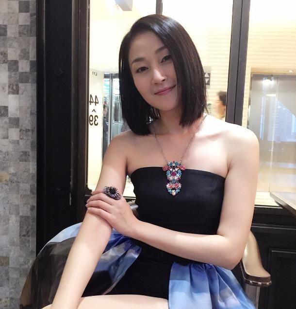 万绮雯50岁容貌依旧在线,年纪相仿杨恭如网红风浓重,差距太大