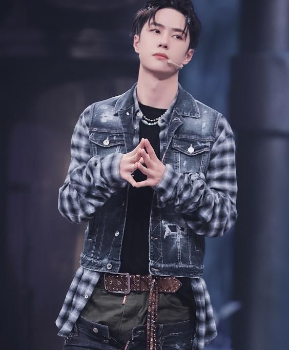 王一博穿双腰牛仔裤上台，谁注意钟汉良的反应？明星的时尚我不懂休闲区蓝鸢梦想 - Www.slyday.coM