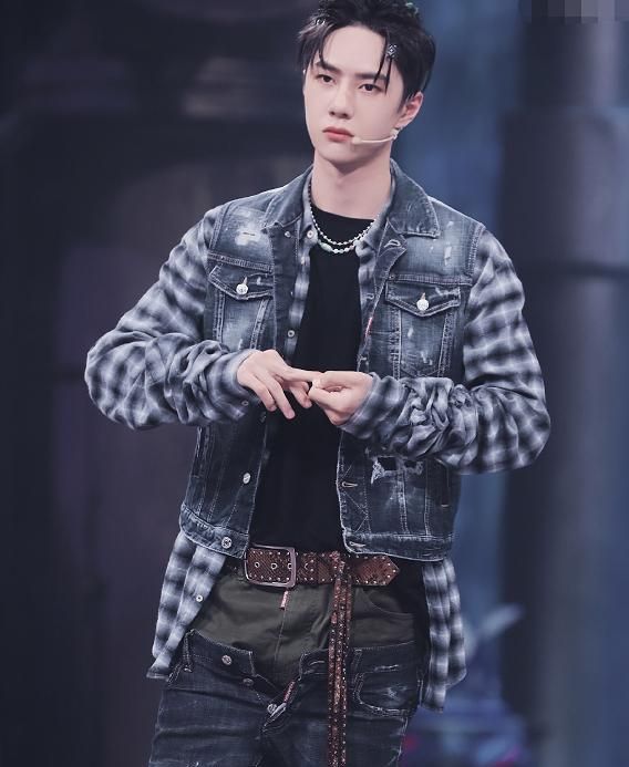 王一博穿双腰牛仔裤上台，谁注意钟汉良的反应？明星的时尚我不懂休闲区蓝鸢梦想 - Www.slyday.coM