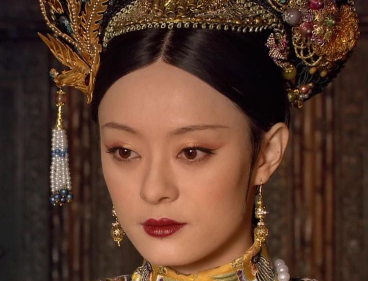 而就在这一年他迎娶了当时还只有12岁的钮祜禄氏进入王府,但由于