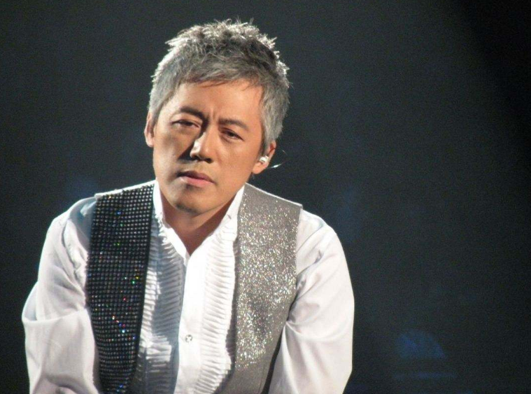 张宇隐退2年久违露面,参加好友聚会被拍,情歌王子已是满头白发