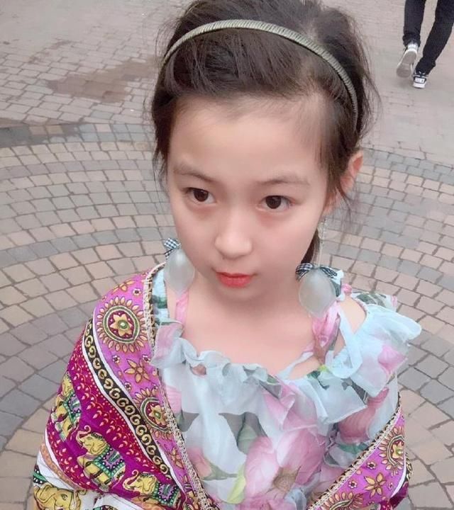 如今赵兰妮也已经长大了,都说女大十八变,赵兰妮如今已经十岁左右了