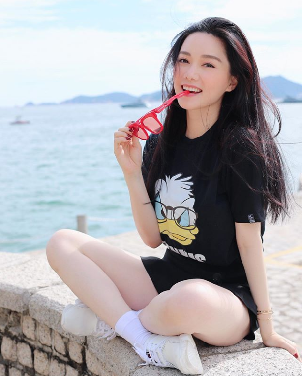 汤洛雯连晒唐老鸭t恤美照,马国明发心心眼示爱,网友在线催婚