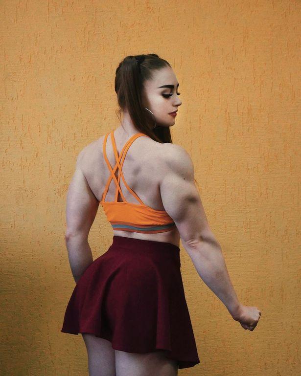 俄罗斯女子练了9年举重,全身肌肉发达,常常被人批评身材太过分