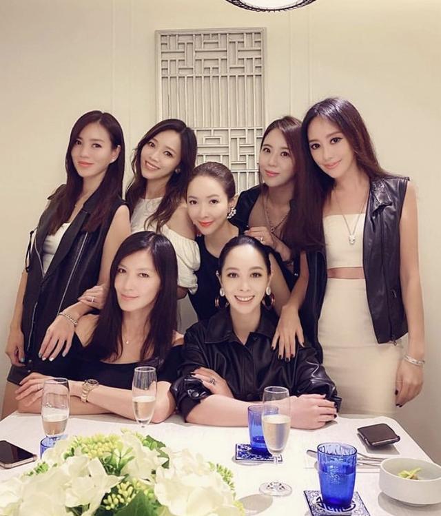 台湾顶级名媛聚会,第一千金关颖站c位抢风头,穿露脐装热辣性感