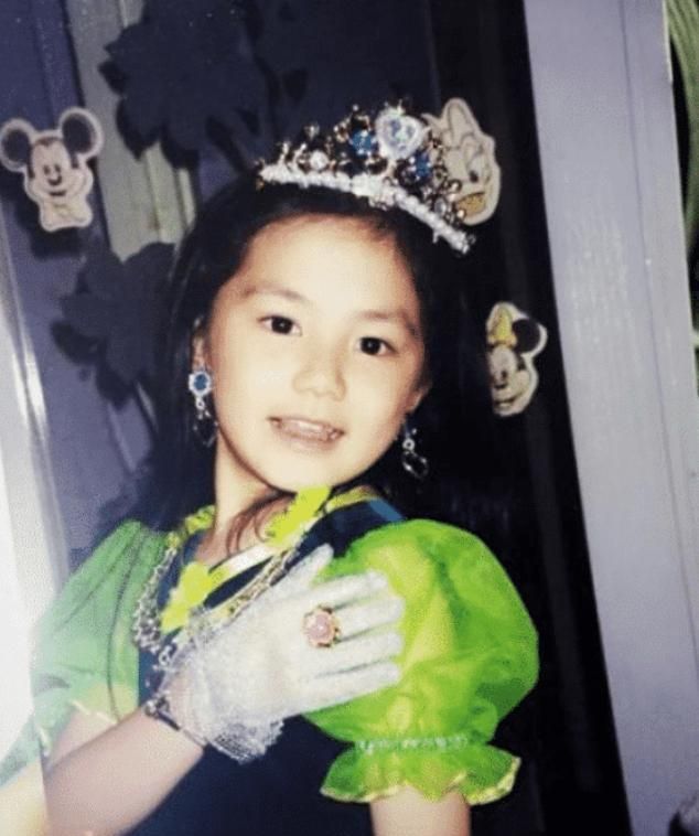 还有一次邓紫棋在节目中说过,自己小学的时候就非常漂亮了,甚至还经常