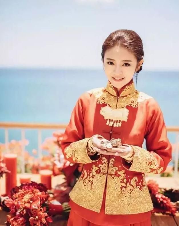 女明星婚礼上的中式黄金项链,陈妍希的最惹眼,杨英的最接地气